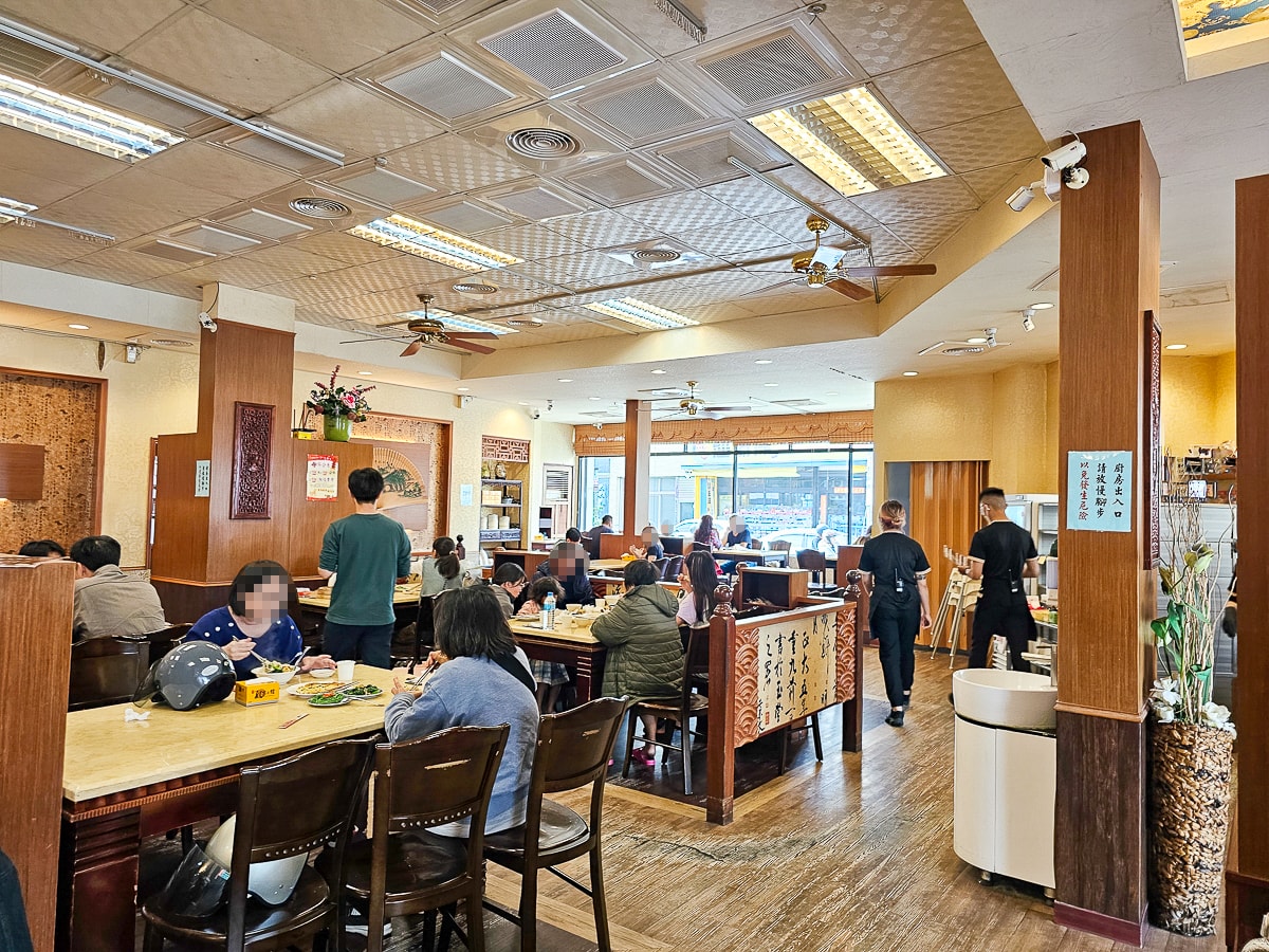 東港美食｜北平孔家小館東港店 東港夜市旁北方麵食，決明子麥茶無限暢飲！家庭聚餐好去處
