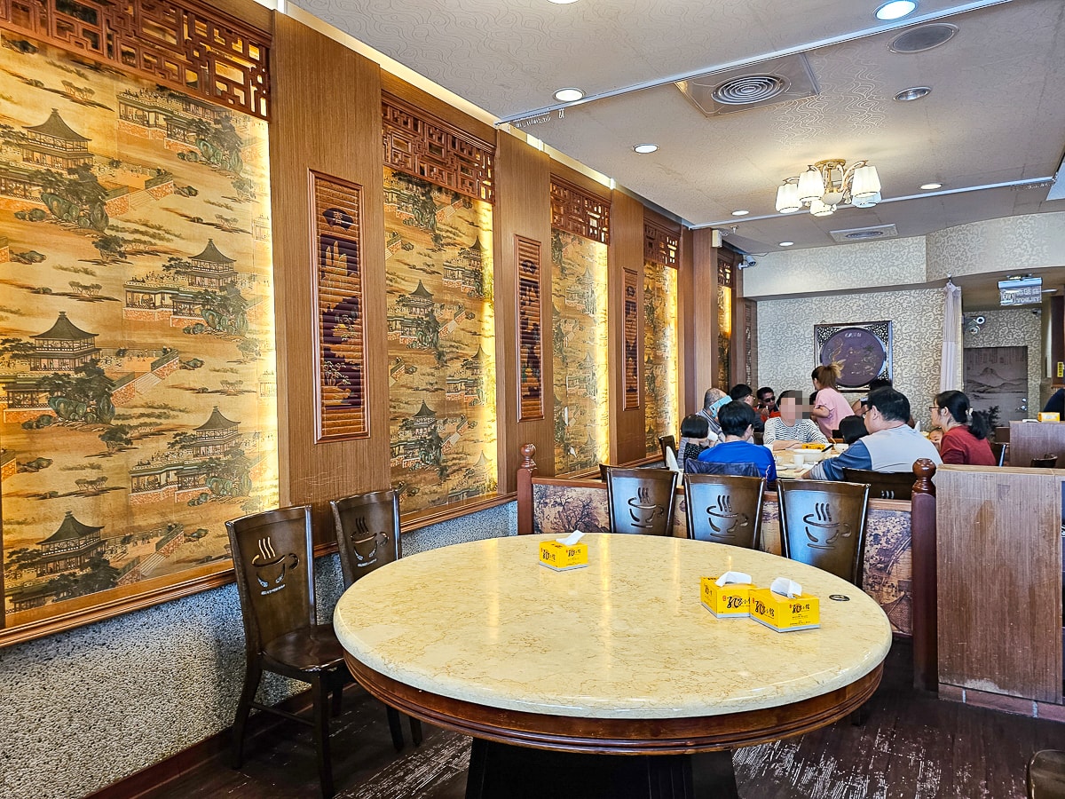 東港美食｜北平孔家小館東港店 東港夜市旁北方麵食，決明子麥茶無限暢飲！家庭聚餐好去處