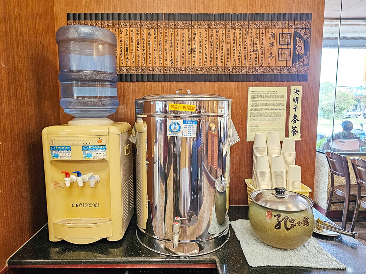東港美食｜北平孔家小館東港店 東港夜市旁北方麵食，決明子麥茶無限暢飲！家庭聚餐好去處