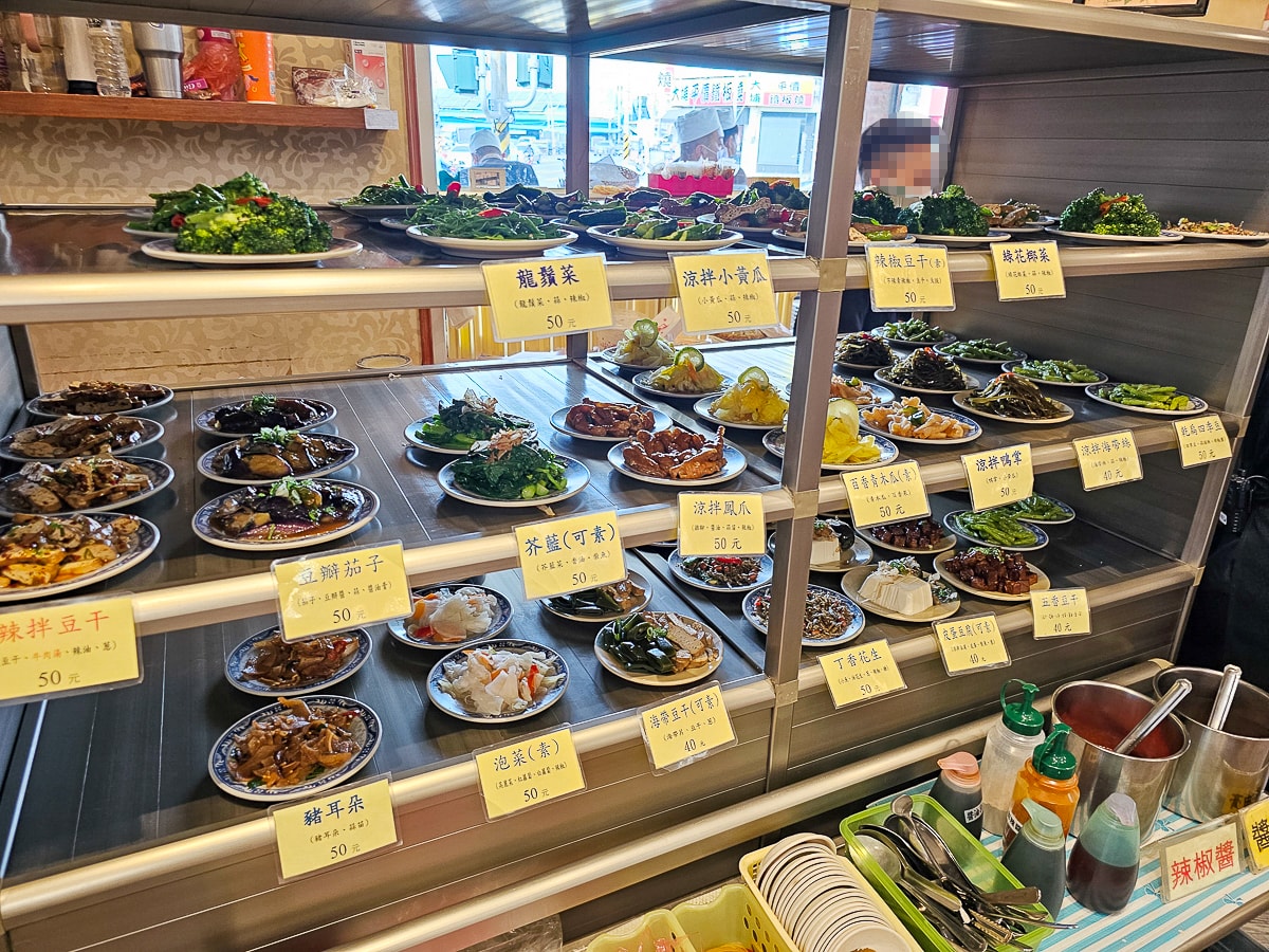 東港美食｜北平孔家小館東港店 東港夜市旁北方麵食，決明子麥茶無限暢飲！家庭聚餐好去處
