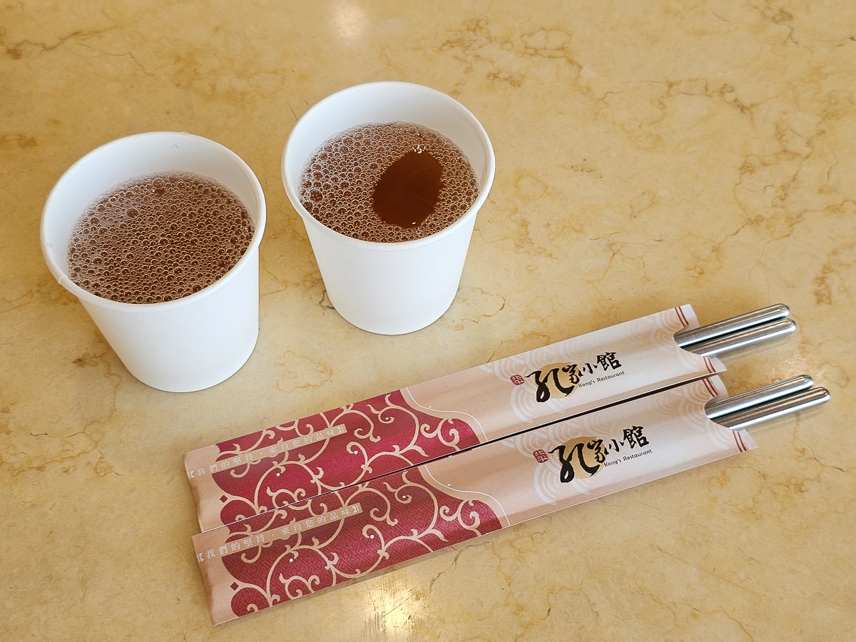 東港美食｜北平孔家小館東港店 東港夜市旁北方麵食，決明子麥茶無限暢飲！家庭聚餐好去處