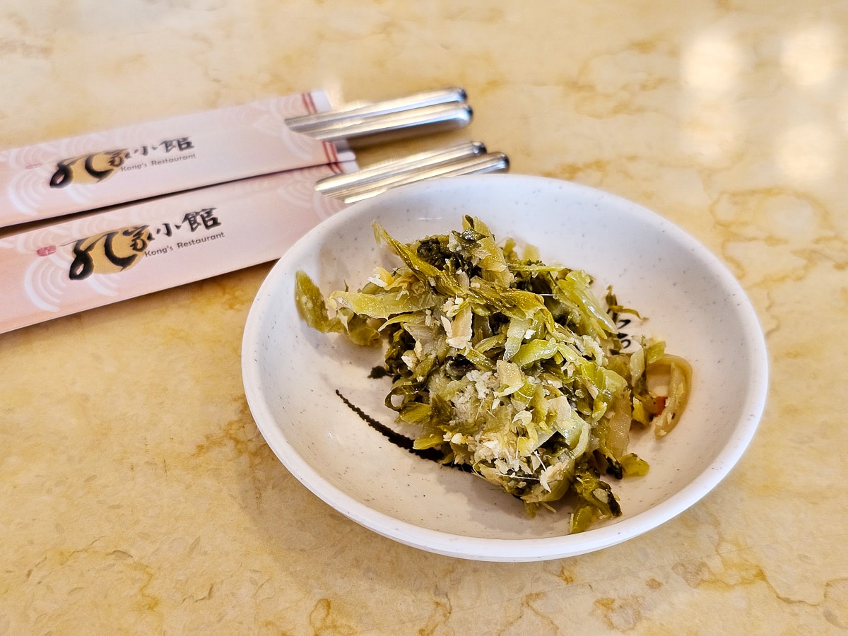 東港美食｜北平孔家小館東港店 東港夜市旁北方麵食，決明子麥茶無限暢飲！家庭聚餐好去處