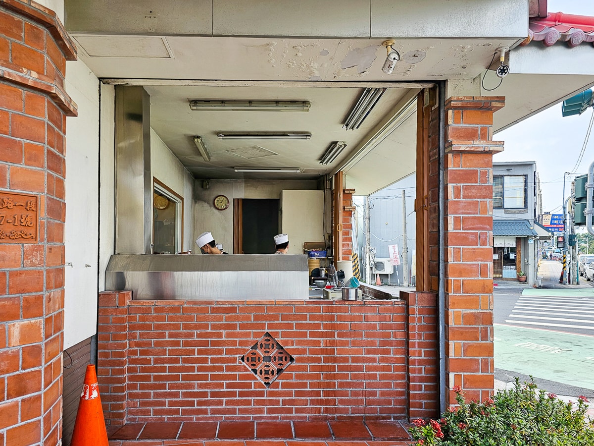 東港美食｜北平孔家小館東港店 東港夜市旁北方麵食，決明子麥茶無限暢飲！家庭聚餐好去處