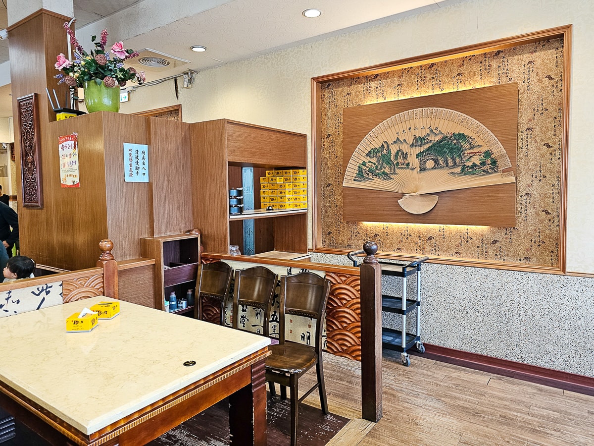 東港美食｜北平孔家小館東港店 東港夜市旁北方麵食，決明子麥茶無限暢飲！家庭聚餐好去處