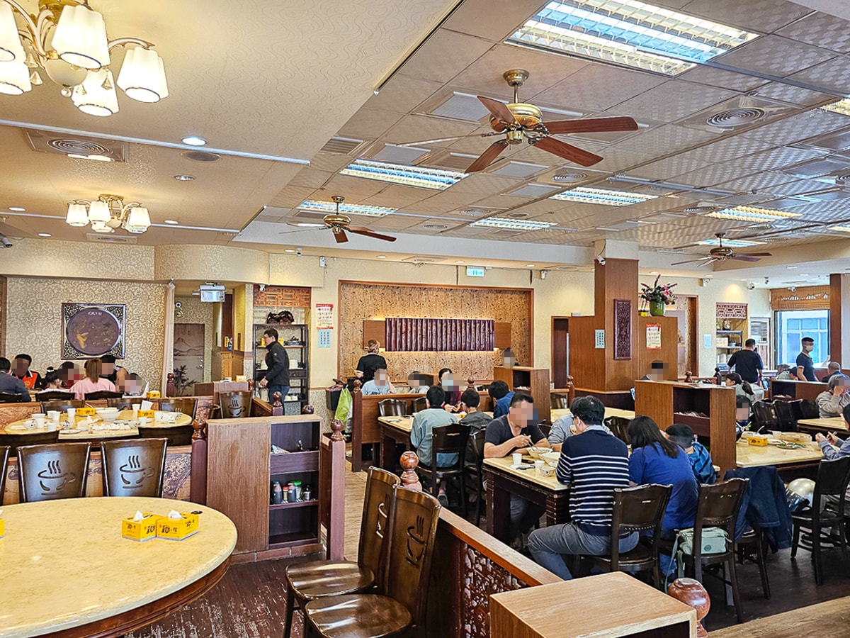 東港美食｜北平孔家小館東港店 東港夜市旁北方麵食，決明子麥茶無限暢飲！家庭聚餐好去處