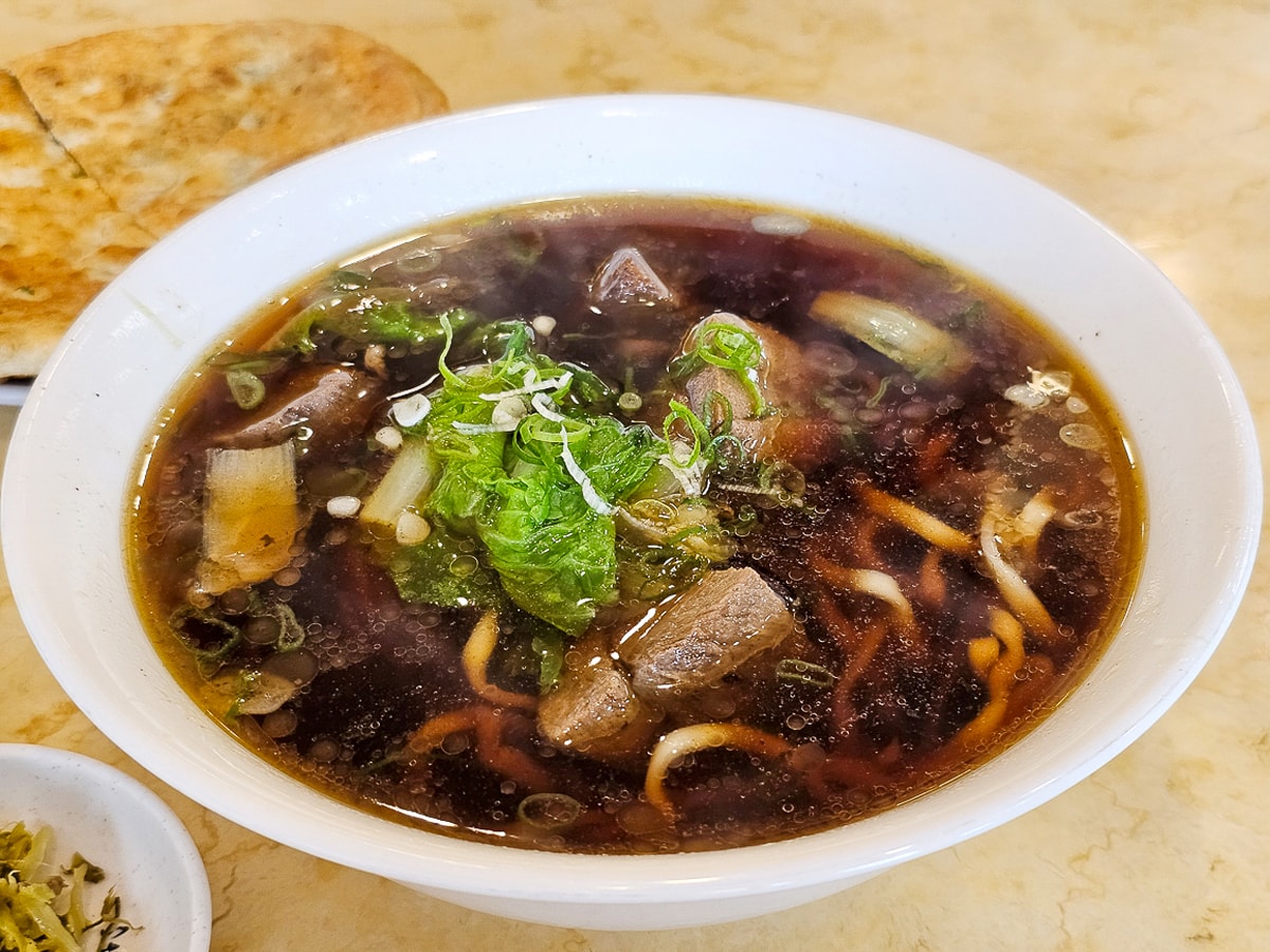 東港美食｜北平孔家小館東港店 東港夜市旁北方麵食，決明子麥茶無限暢飲！家庭聚餐好去處