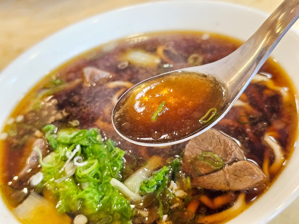 東港美食｜北平孔家小館東港店 東港夜市旁北方麵食，決明子麥茶無限暢飲！家庭聚餐好去處
