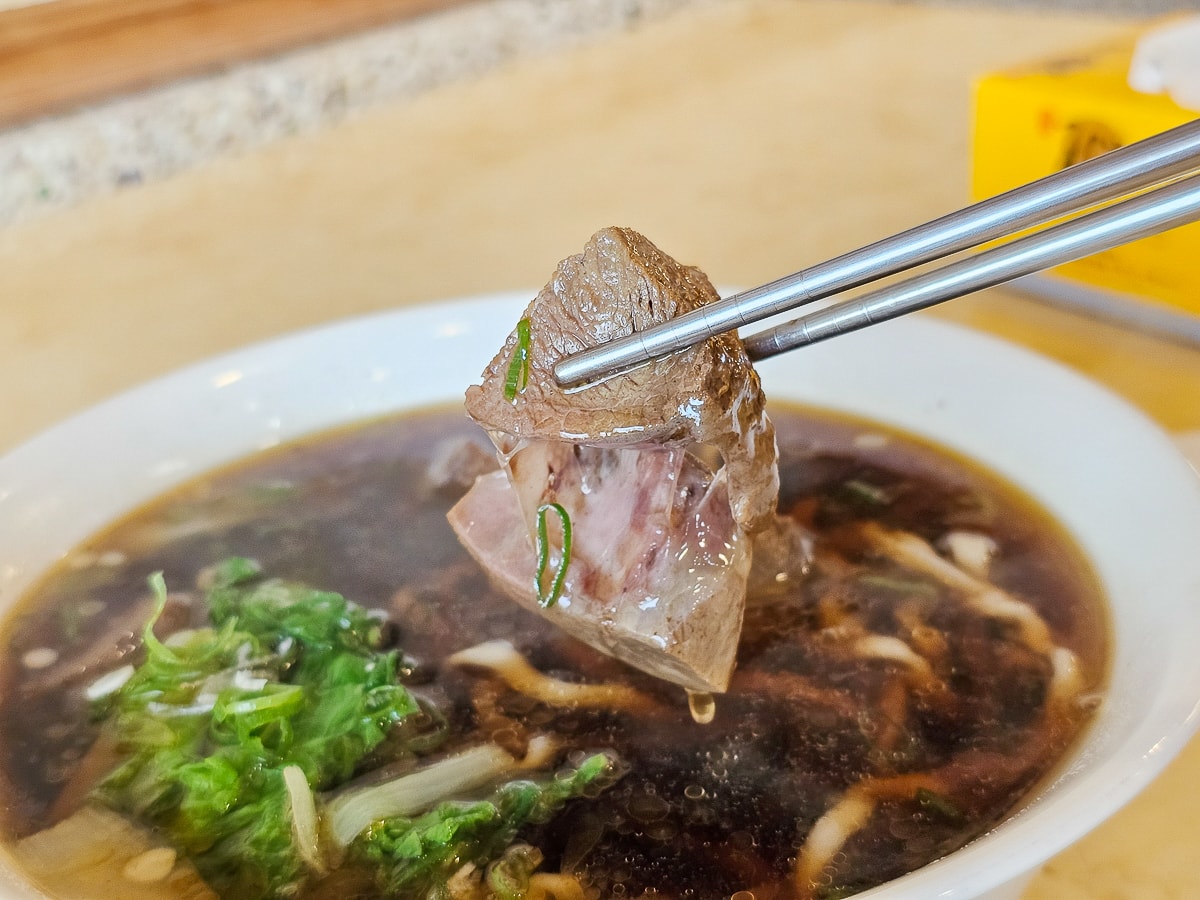 東港美食｜北平孔家小館東港店 東港夜市旁北方麵食，決明子麥茶無限暢飲！家庭聚餐好去處
