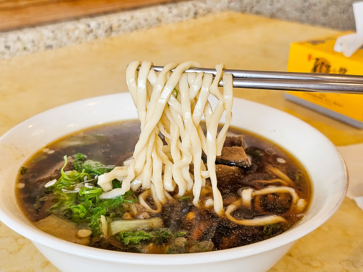 東港美食｜北平孔家小館東港店 東港夜市旁北方麵食，決明子麥茶無限暢飲！家庭聚餐好去處