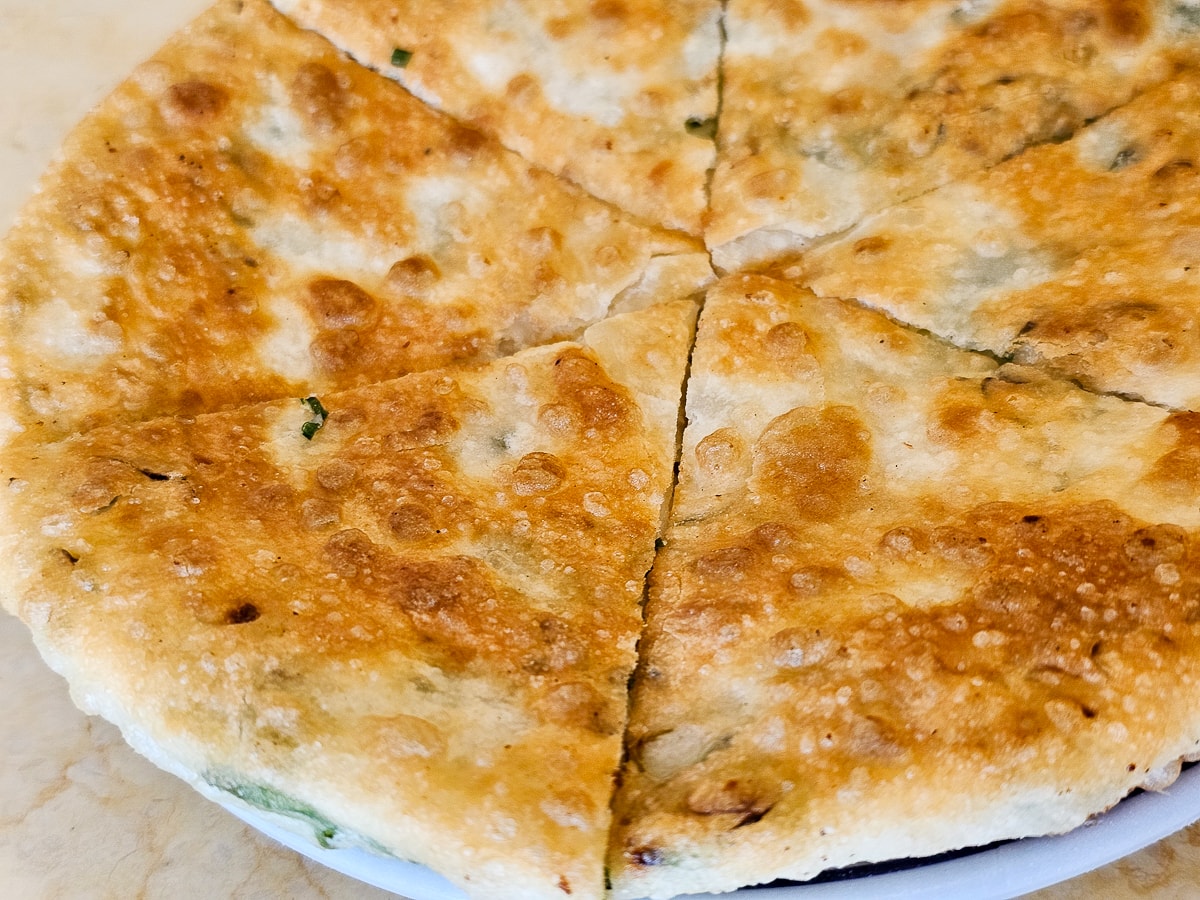 東港美食｜北平孔家小館東港店 東港夜市旁北方麵食，決明子麥茶無限暢飲！家庭聚餐好去處