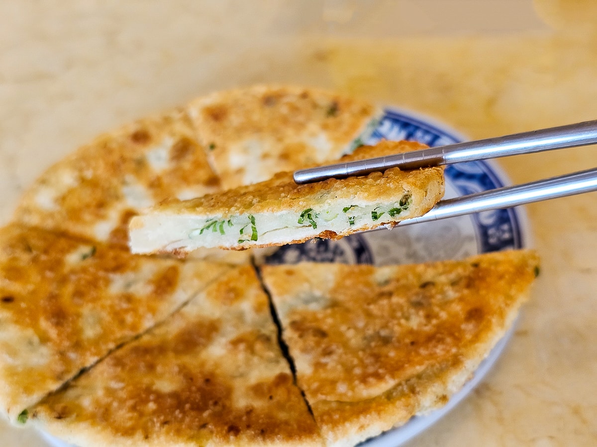 東港美食｜北平孔家小館東港店 東港夜市旁北方麵食，決明子麥茶無限暢飲！家庭聚餐好去處