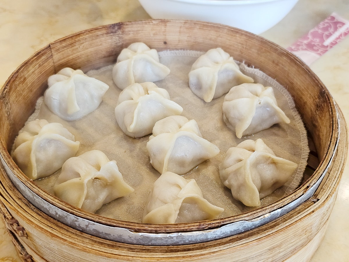 東港美食｜北平孔家小館東港店 東港夜市旁北方麵食，決明子麥茶無限暢飲！家庭聚餐好去處