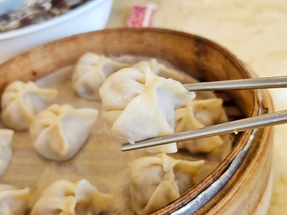 東港美食｜北平孔家小館東港店 東港夜市旁北方麵食，決明子麥茶無限暢飲！家庭聚餐好去處