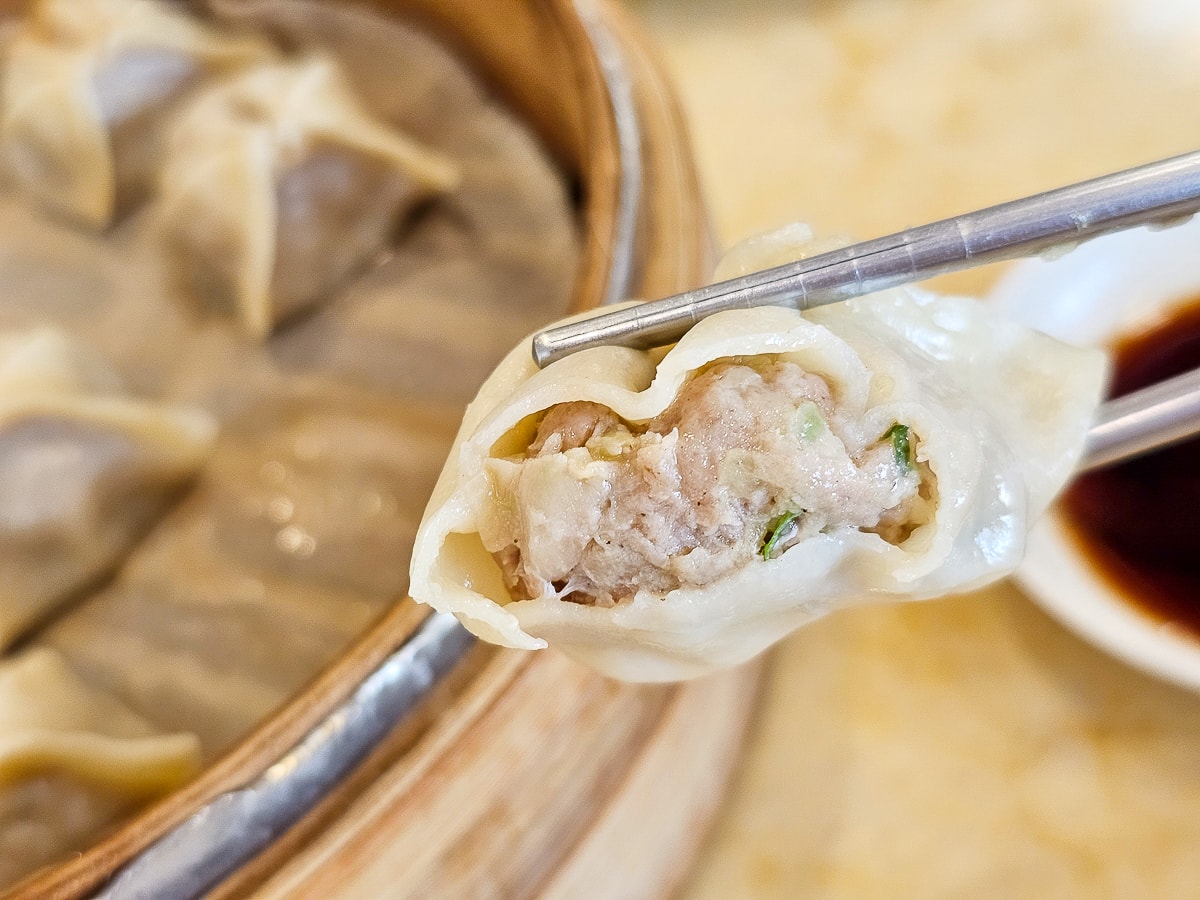東港美食｜北平孔家小館東港店 東港夜市旁北方麵食，決明子麥茶無限暢飲！家庭聚餐好去處