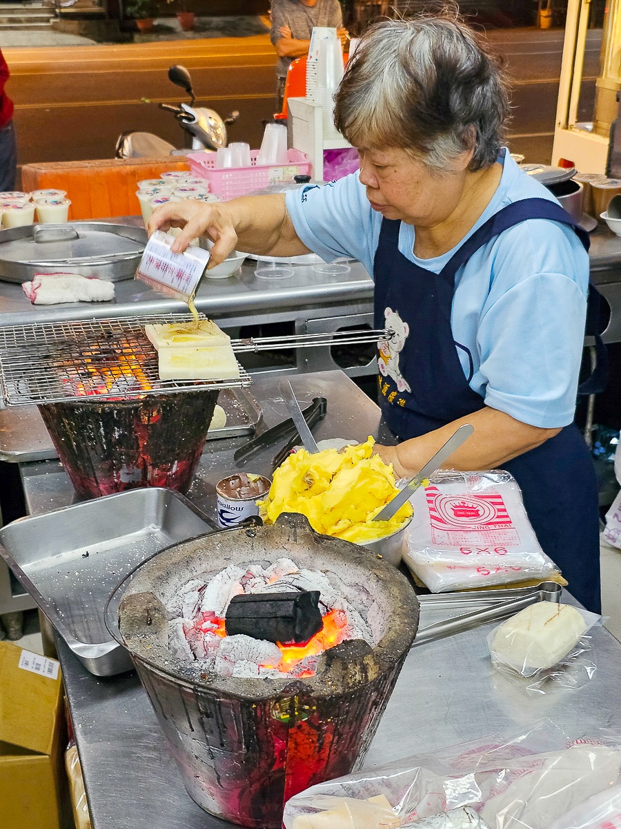 屏東東港美食｜佳吉碳烤饅頭 炭火現烤饅頭只要20元！在地人早餐宵夜排隊買