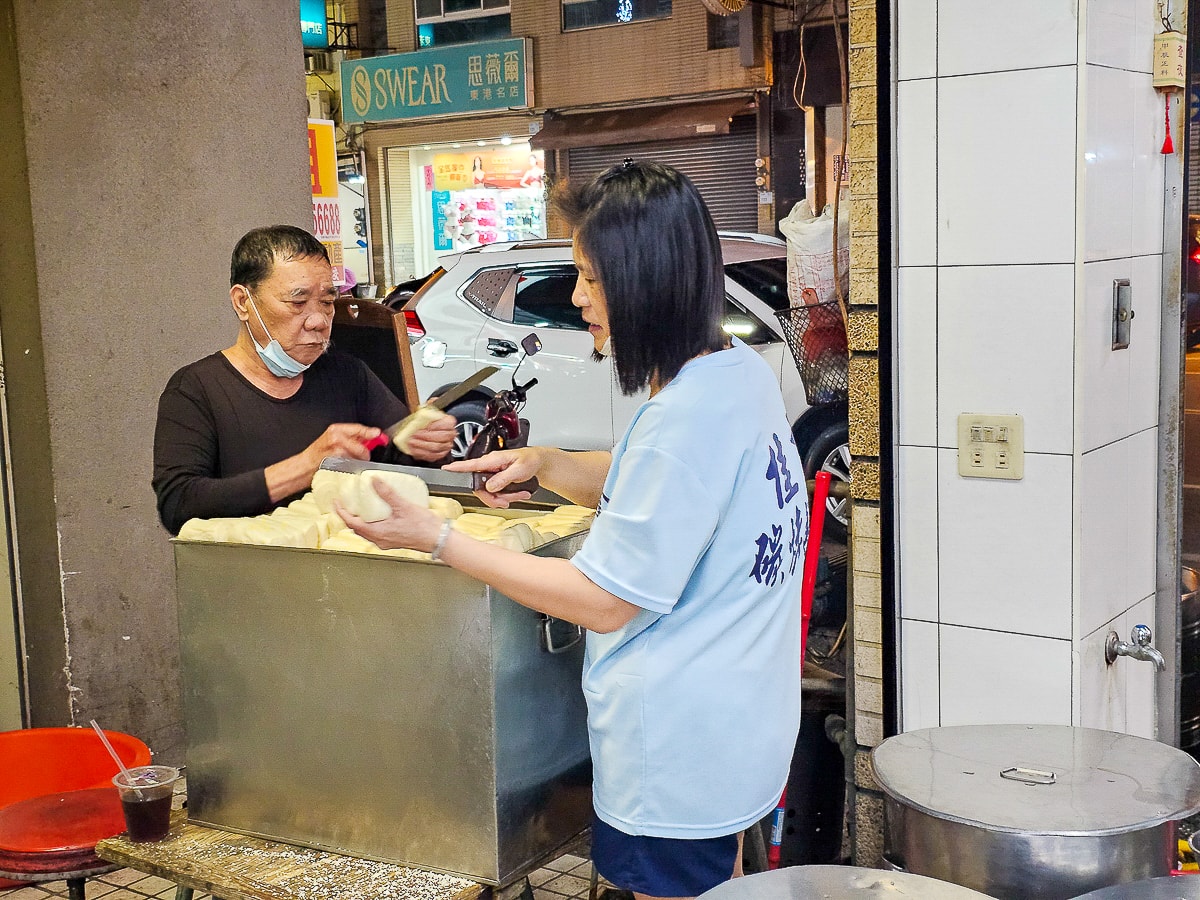 屏東東港美食｜佳吉碳烤饅頭 炭火現烤饅頭只要20元！在地人早餐宵夜排隊買