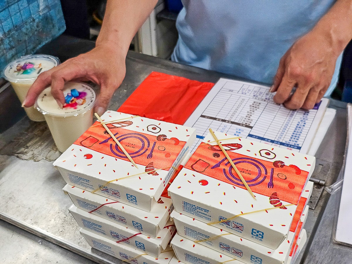 屏東東港美食｜佳吉碳烤饅頭 炭火現烤饅頭只要20元！在地人早餐宵夜排隊買