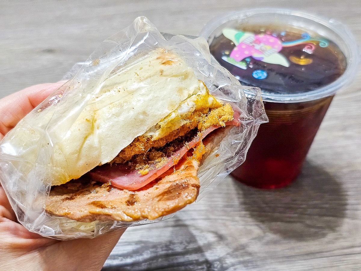 屏東東港美食｜佳吉碳烤饅頭 炭火現烤饅頭只要20元！在地人早餐宵夜排隊買