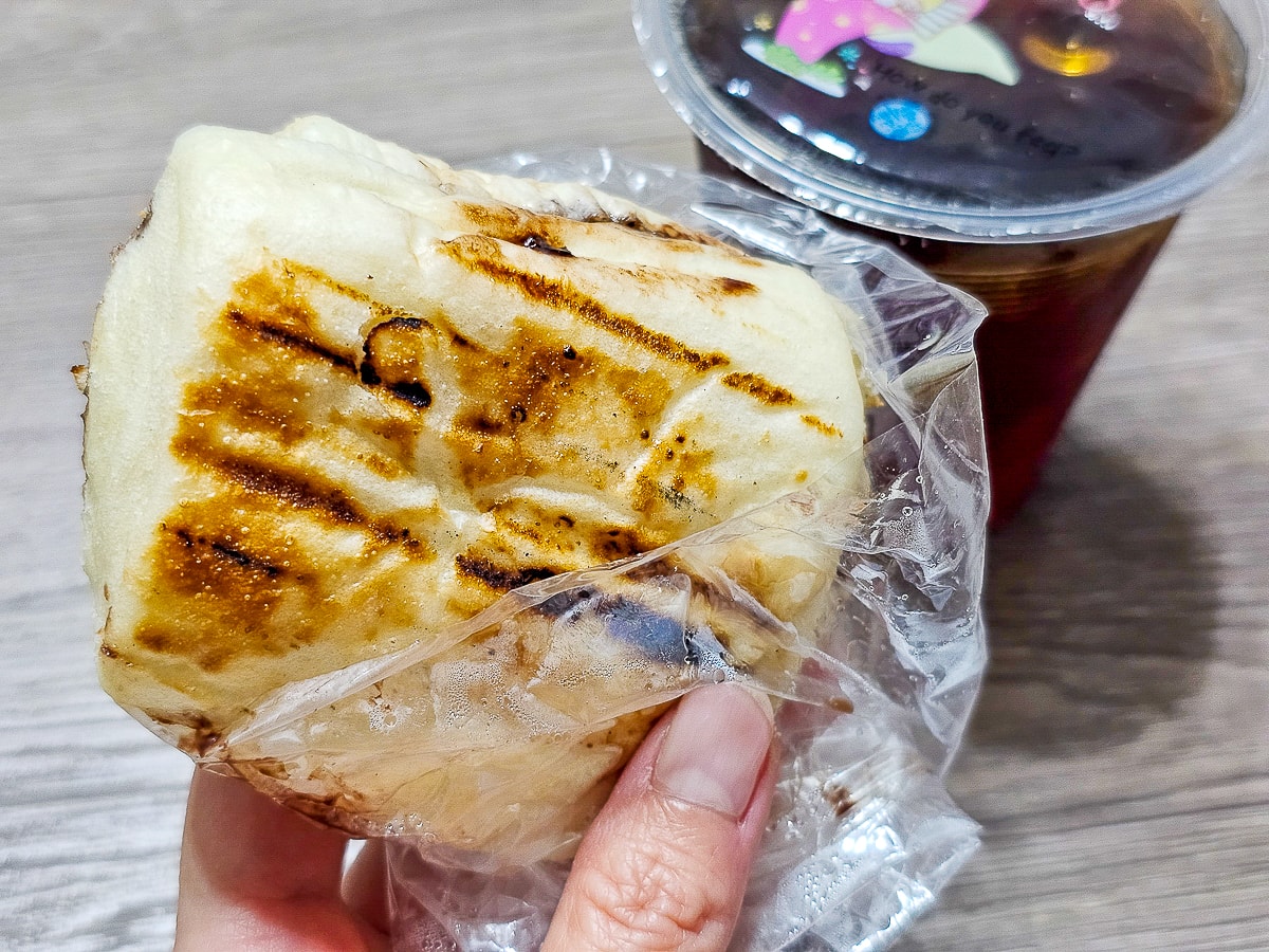 屏東東港美食｜佳吉碳烤饅頭 炭火現烤饅頭只要20元！在地人早餐宵夜排隊買
