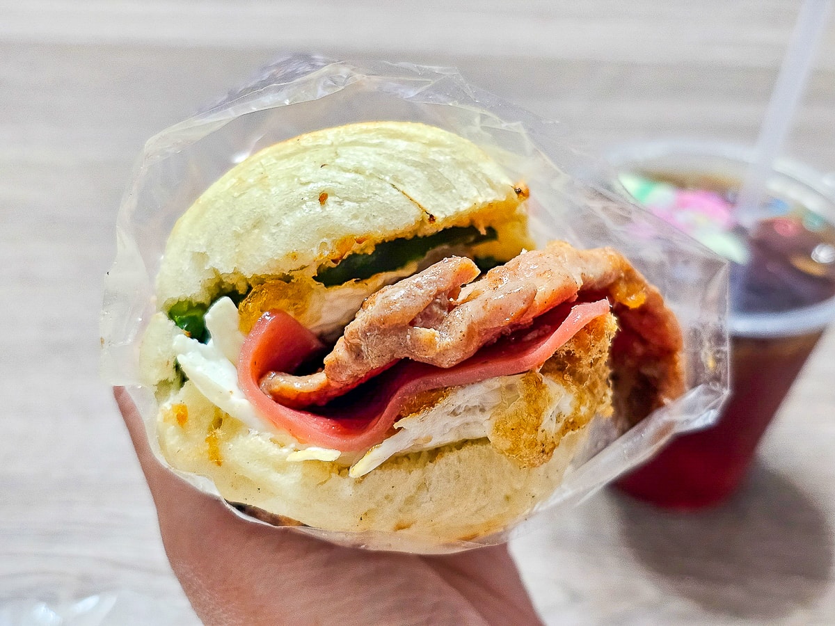 屏東東港美食｜佳吉碳烤饅頭 炭火現烤饅頭只要20元！在地人早餐宵夜排隊買