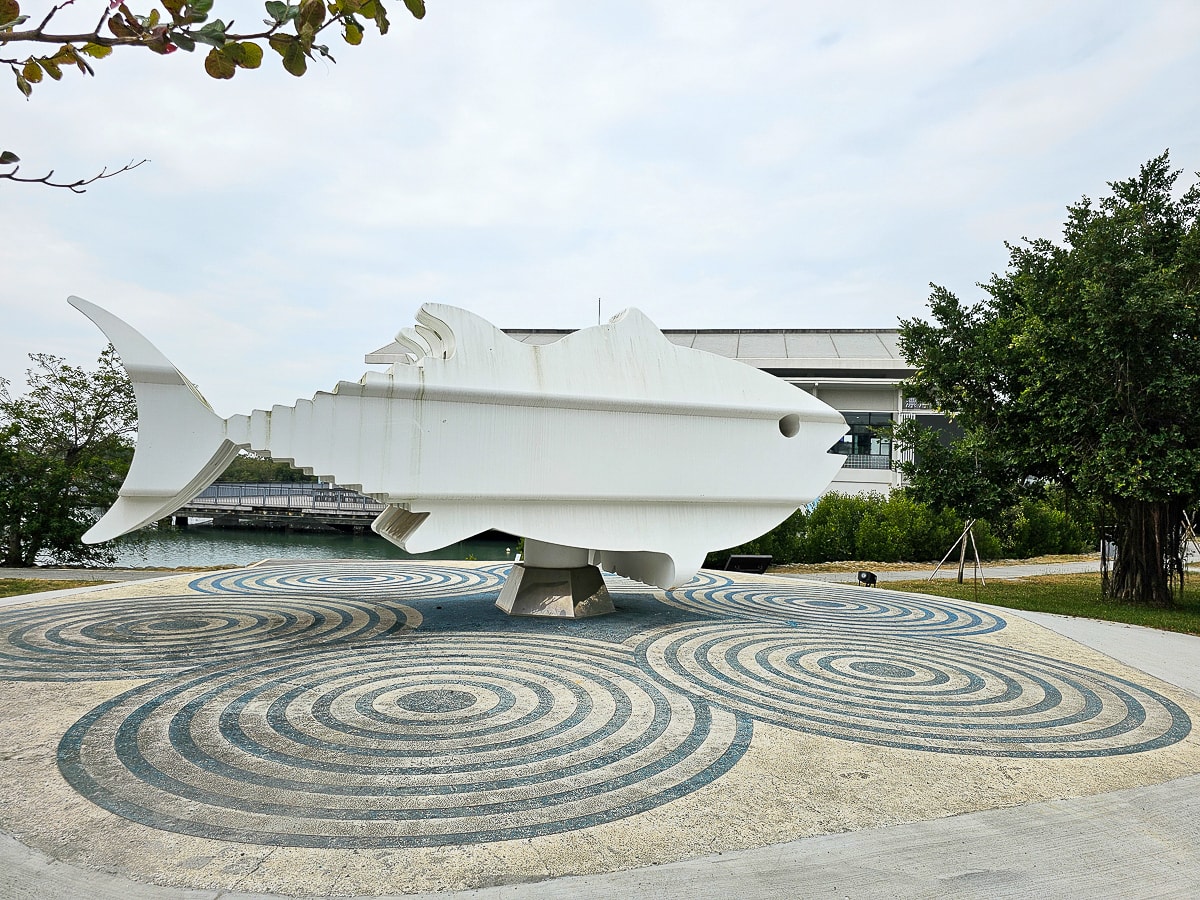 大鵬灣咖啡廳推薦｜漂浮綠洲咖啡 湖畔放空喝咖啡，招潮蟹生態超豐富，屏東寵物友善咖啡