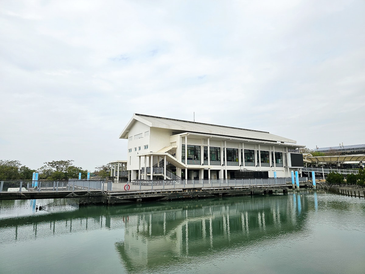 大鵬灣咖啡廳推薦｜漂浮綠洲咖啡 湖畔放空喝咖啡，招潮蟹生態超豐富，屏東寵物友善咖啡
