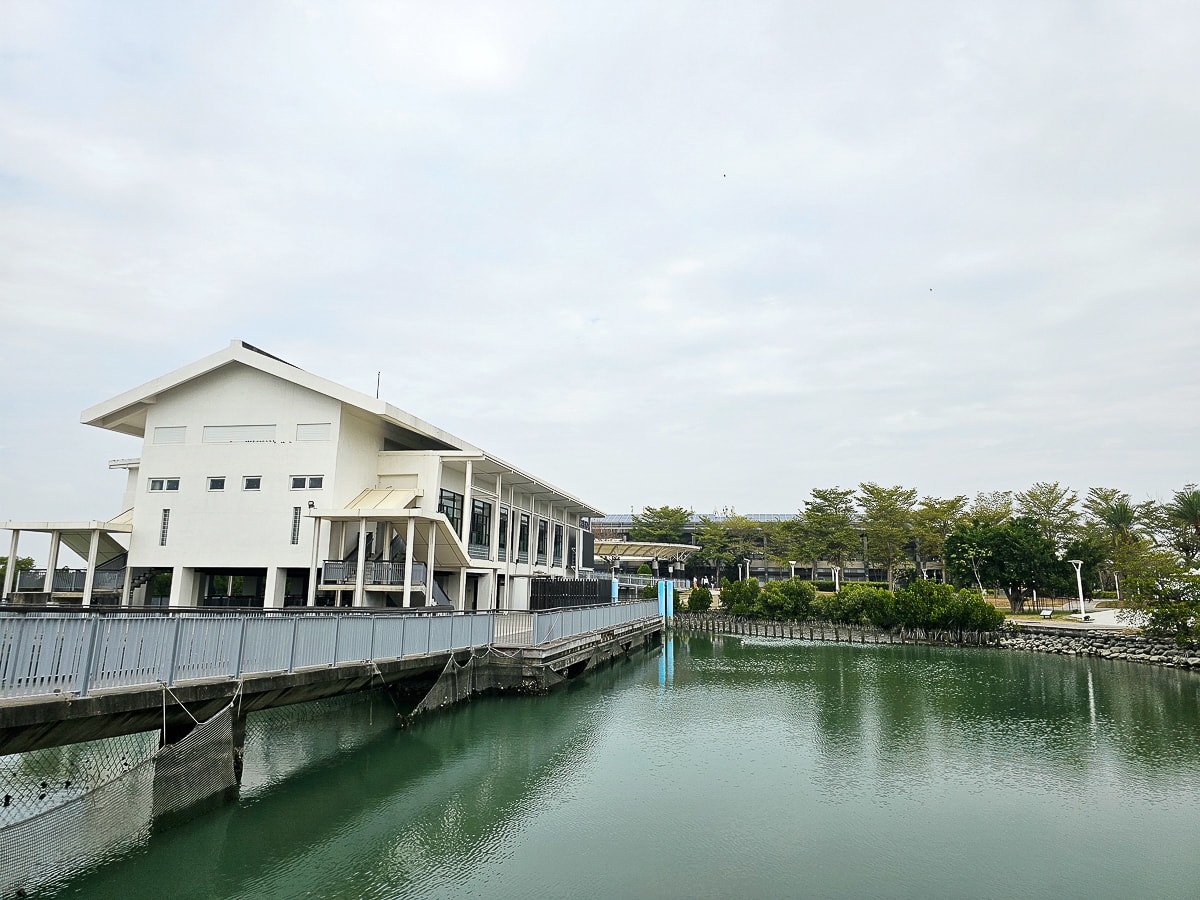 大鵬灣咖啡廳推薦｜漂浮綠洲咖啡 湖畔放空喝咖啡，招潮蟹生態超豐富，屏東寵物友善咖啡