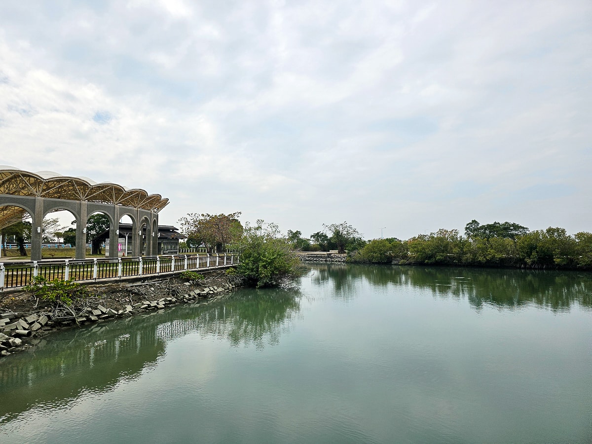 大鵬灣咖啡廳推薦｜漂浮綠洲咖啡 湖畔放空喝咖啡，招潮蟹生態超豐富，屏東寵物友善咖啡