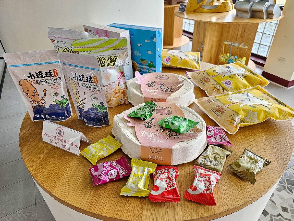 大鵬灣咖啡廳推薦｜漂浮綠洲咖啡 湖畔放空喝咖啡，招潮蟹生態超豐富，屏東寵物友善咖啡