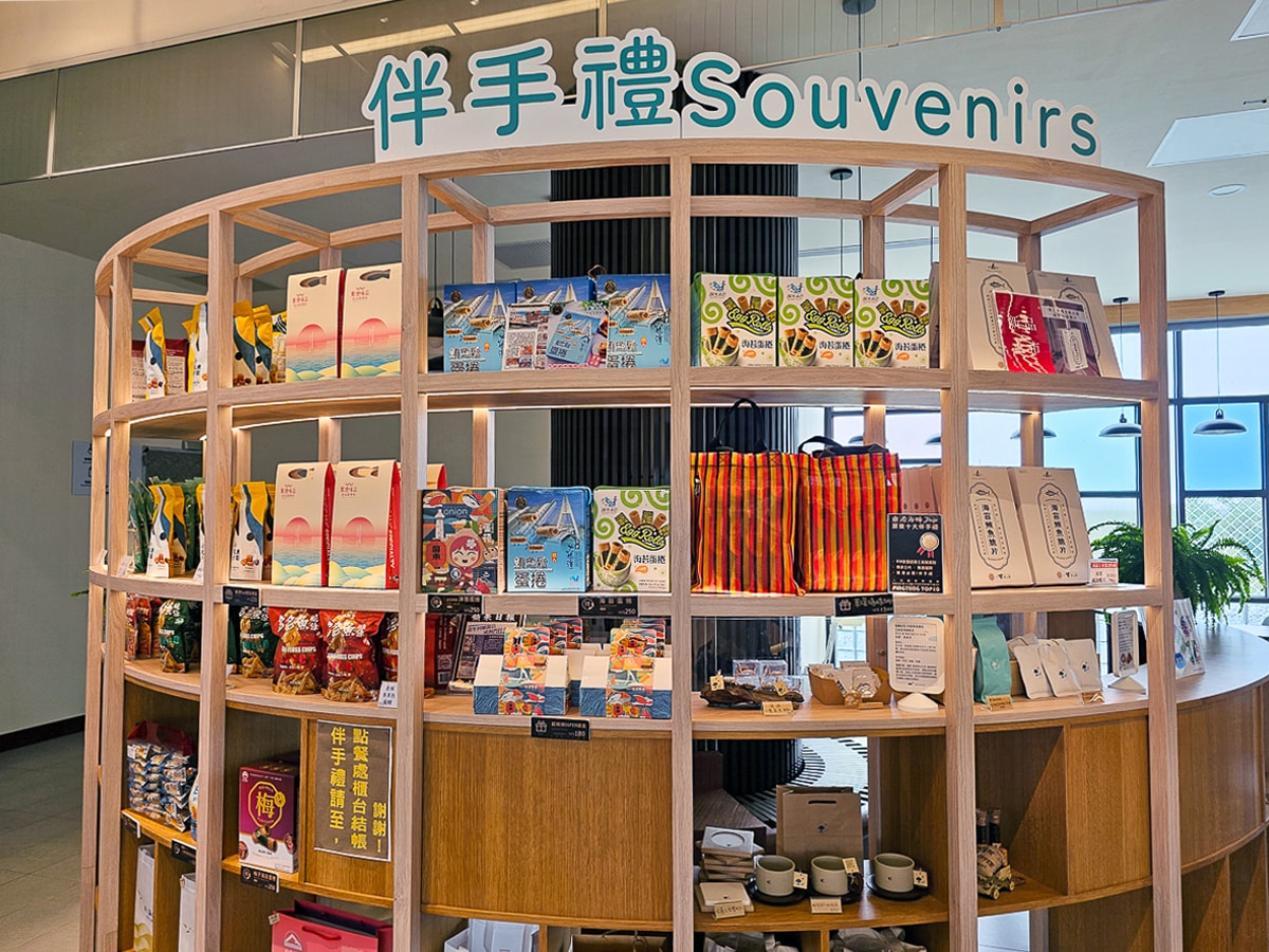 大鵬灣咖啡廳推薦｜漂浮綠洲咖啡 湖畔放空喝咖啡，招潮蟹生態超豐富，屏東寵物友善咖啡