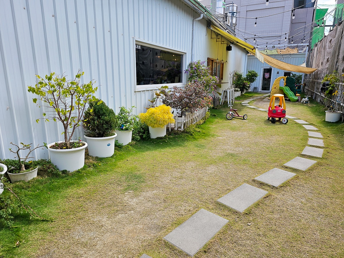 屏東新園鄉｜安好食居 網美系義式餐廳！有陸龜、可達鴨，親子草地溜滑梯放電，下午不打烊、不收服務費