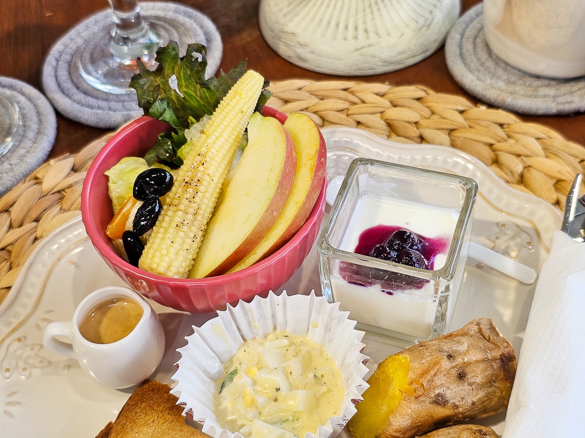 新園鄉美食｜天森甜點輕食咖啡 藏在巷弄中的景觀玻璃屋咖啡，平價寵物友善餐廳