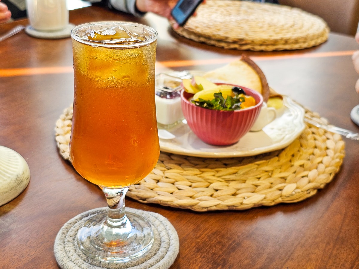 新園鄉美食｜天森甜點輕食咖啡 藏在巷弄中的景觀玻璃屋咖啡，平價寵物友善餐廳