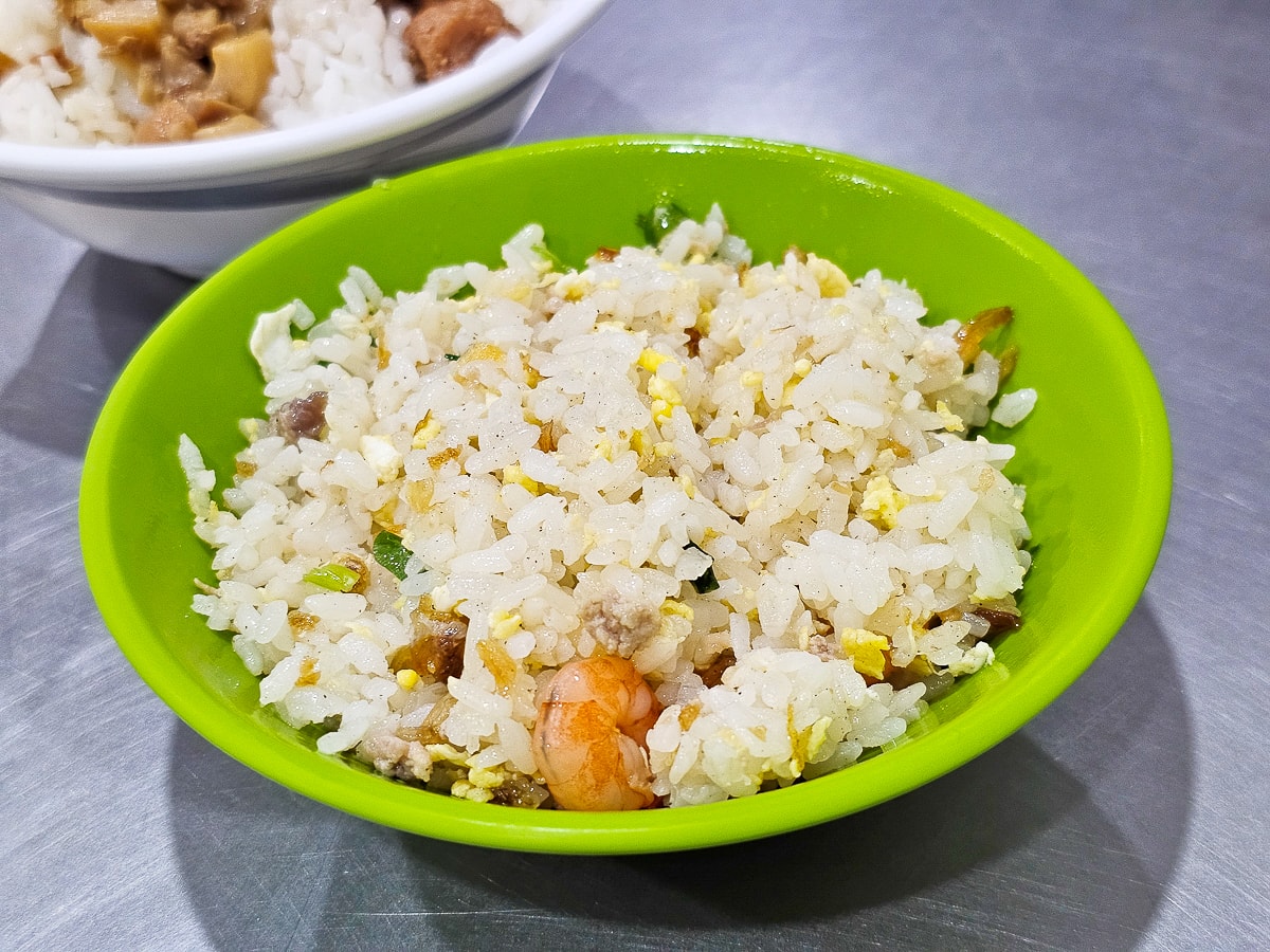 鳳山小吃|五甲無名蝦仁飯 現炒青菜一盤只要40元!俗擱大碗,必點肥美蚵仔煎蛋+蛤仔湯 - 第7張圖 鳳山小吃|五甲無名蝦仁飯 現炒青菜一盤只要40元!俗擱大碗,必點肥美蚵仔煎蛋+蛤仔湯