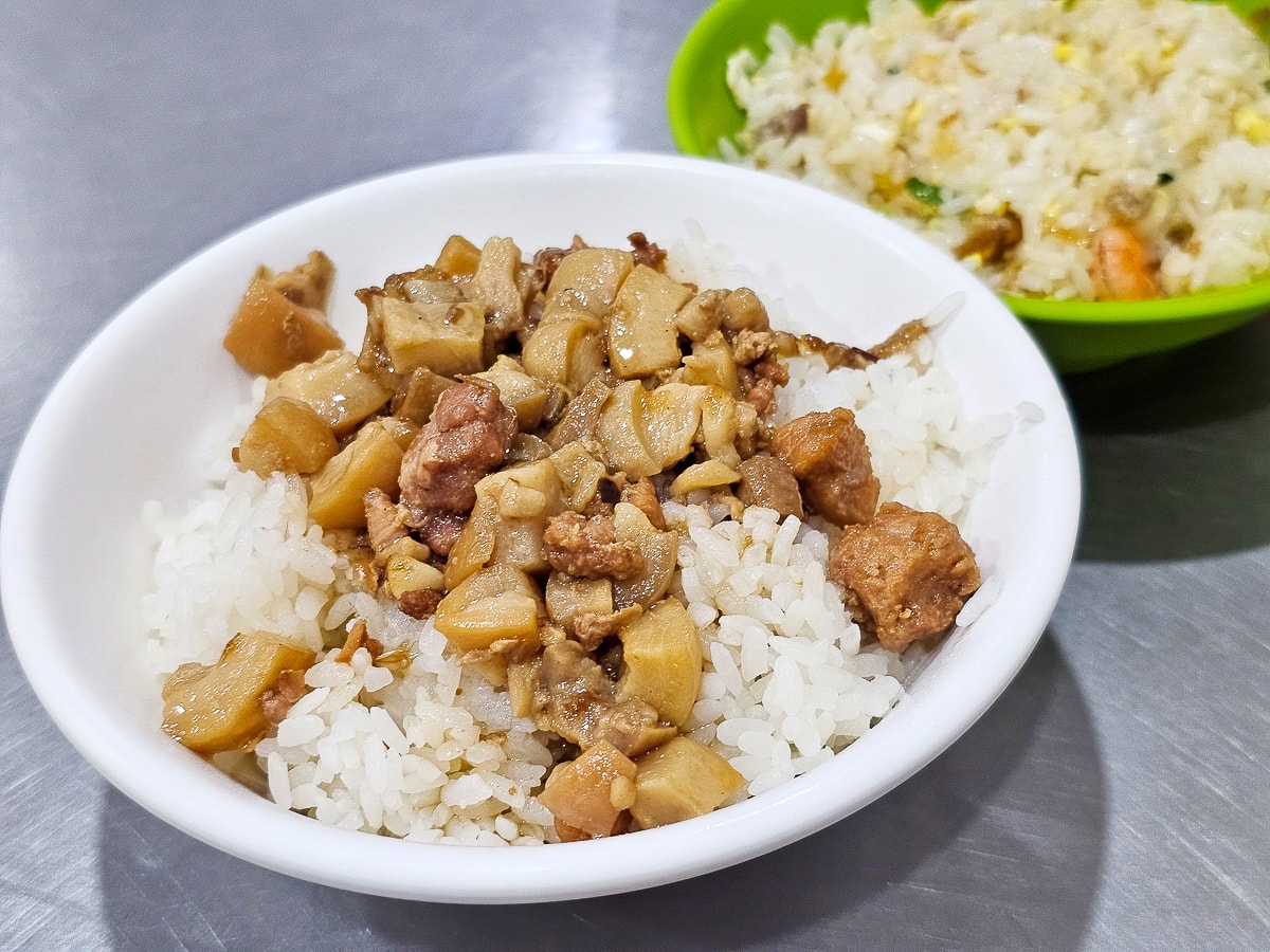 鳳山小吃|五甲無名蝦仁飯 現炒青菜一盤只要40元!俗擱大碗,必點肥美蚵仔煎蛋+蛤仔湯 - 第10張圖 鳳山小吃|五甲無名蝦仁飯 現炒青菜一盤只要40元!俗擱大碗,必點肥美蚵仔煎蛋+蛤仔湯