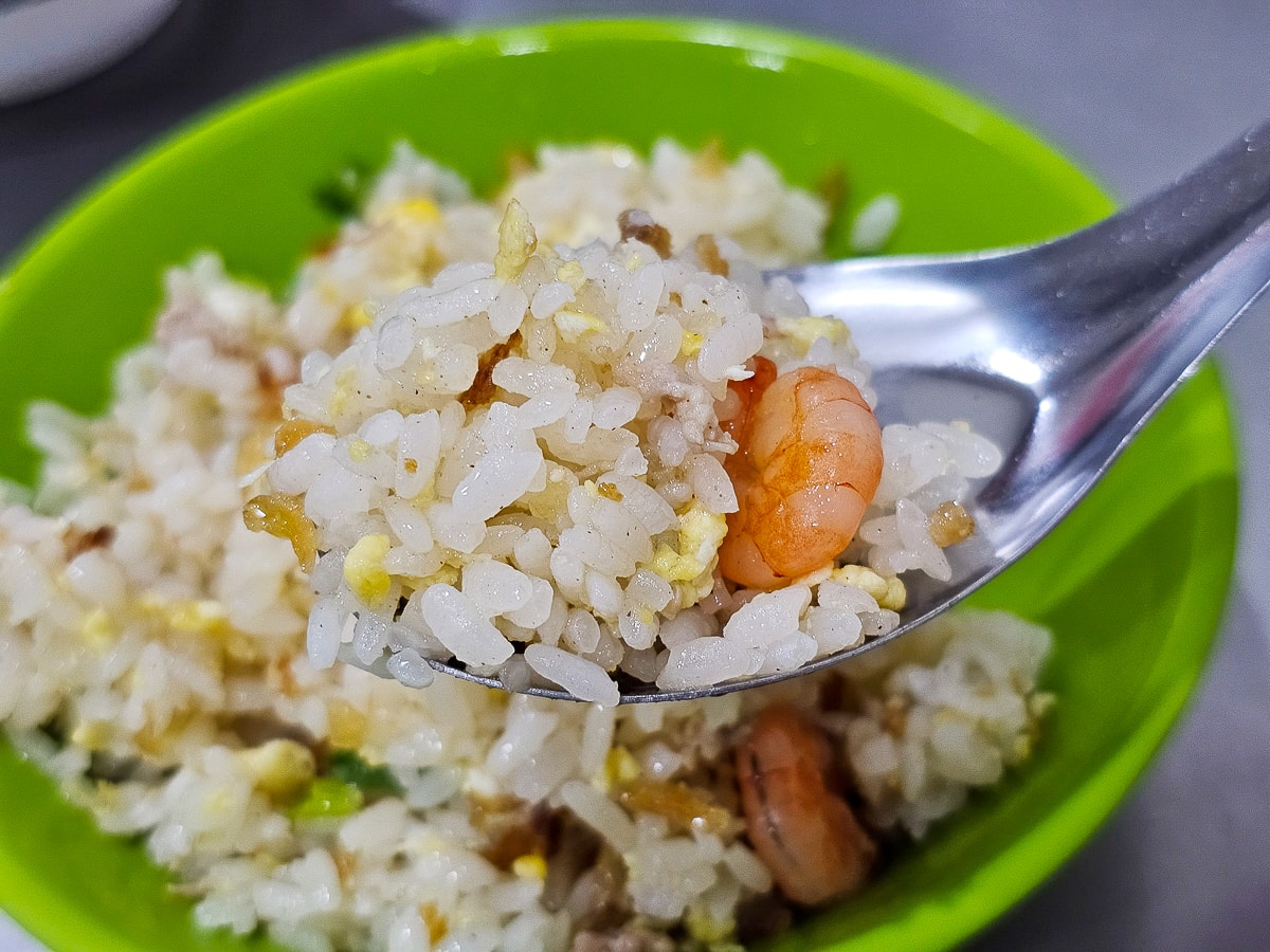 鳳山小吃|五甲無名蝦仁飯 現炒青菜一盤只要40元!俗擱大碗,必點肥美蚵仔煎蛋+蛤仔湯 - 第9張圖 鳳山小吃|五甲無名蝦仁飯 現炒青菜一盤只要40元!俗擱大碗,必點肥美蚵仔煎蛋+蛤仔湯