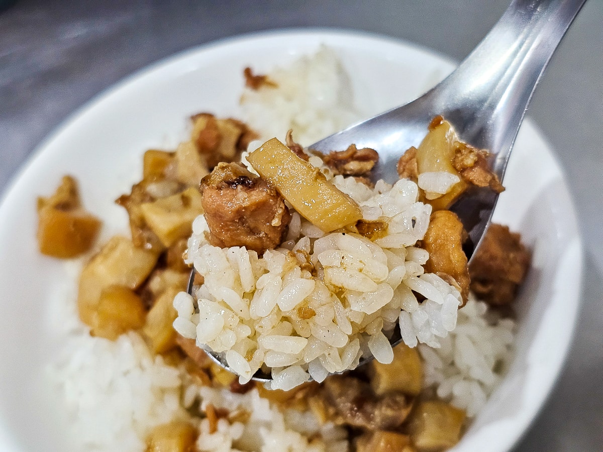 鳳山小吃|五甲無名蝦仁飯 現炒青菜一盤只要40元!俗擱大碗,必點肥美蚵仔煎蛋+蛤仔湯 - 第12張圖 鳳山小吃|五甲無名蝦仁飯 現炒青菜一盤只要40元!俗擱大碗,必點肥美蚵仔煎蛋+蛤仔湯