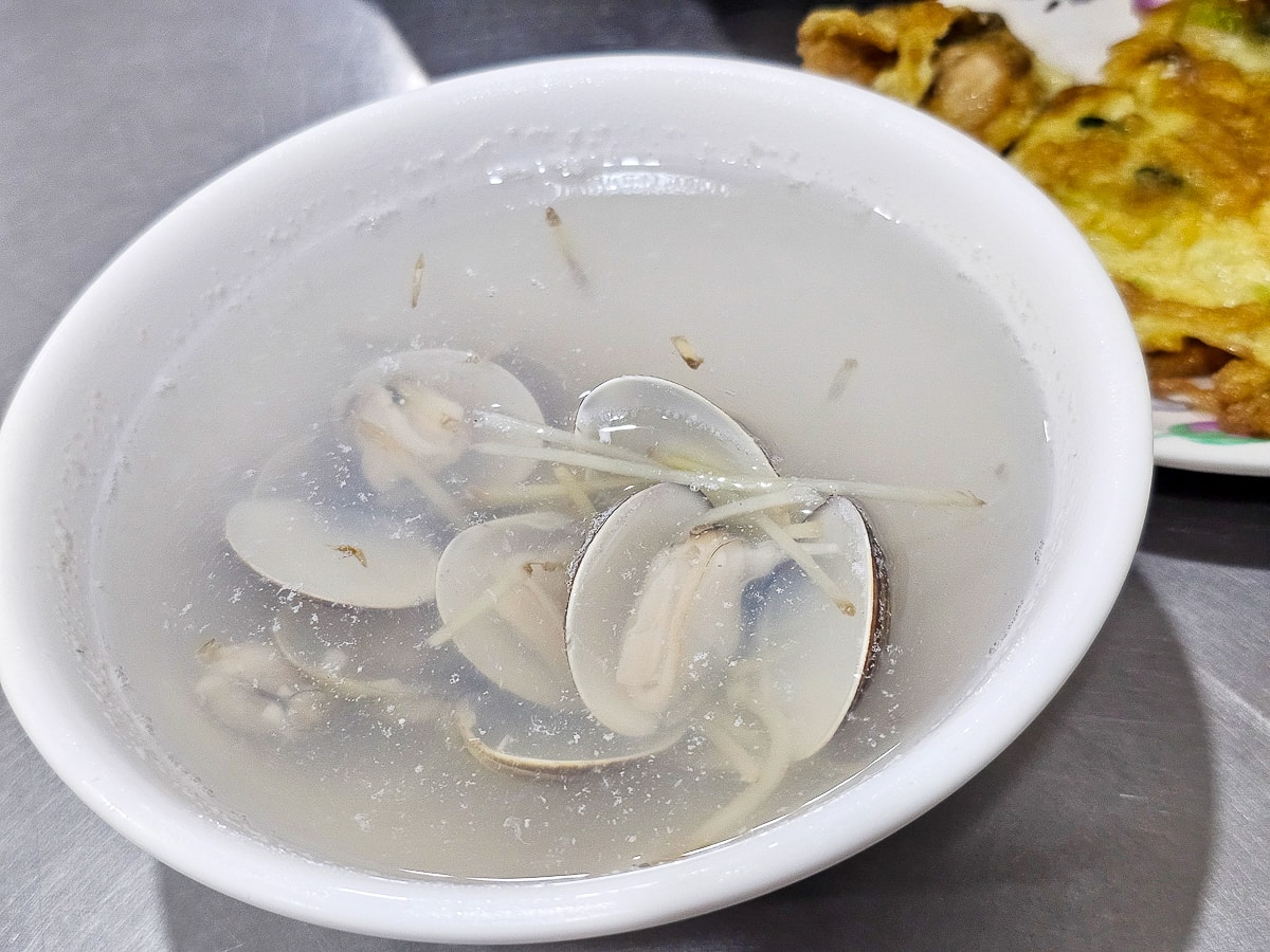 鳳山小吃|五甲無名蝦仁飯 現炒青菜一盤只要40元!俗擱大碗,必點肥美蚵仔煎蛋+蛤仔湯 - 第16張圖 鳳山小吃|五甲無名蝦仁飯 現炒青菜一盤只要40元!俗擱大碗,必點肥美蚵仔煎蛋+蛤仔湯