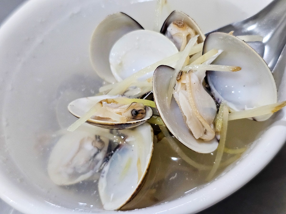 鳳山小吃|五甲無名蝦仁飯 現炒青菜一盤只要40元!俗擱大碗,必點肥美蚵仔煎蛋+蛤仔湯 - 第17張圖 鳳山小吃|五甲無名蝦仁飯 現炒青菜一盤只要40元!俗擱大碗,必點肥美蚵仔煎蛋+蛤仔湯