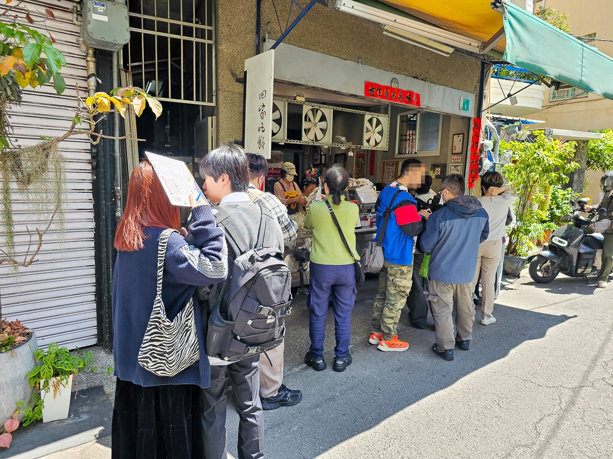 台南隱藏版美食｜無名米糕 一碗20元的肉燥飯！便宜大碗超佛心，平日也排隊的在地人氣小吃