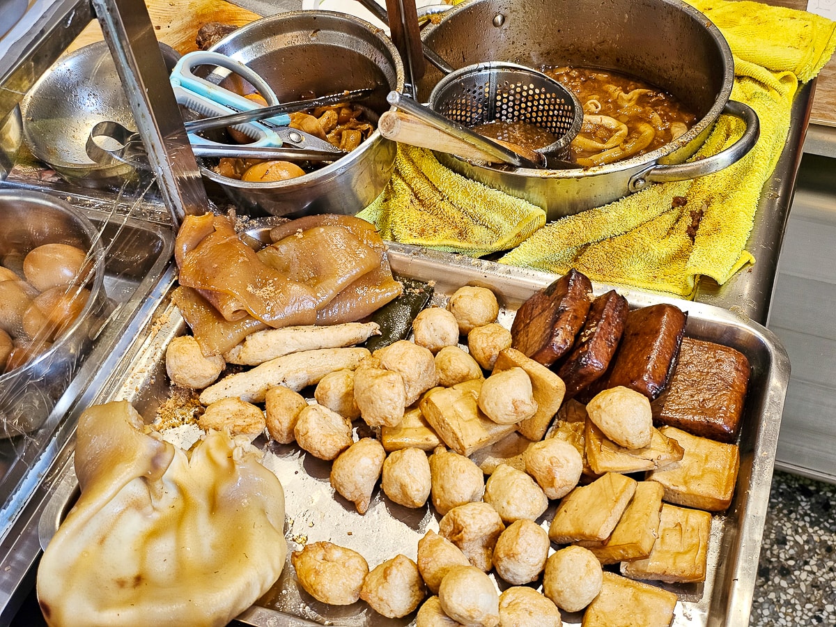 台南隱藏版美食｜無名米糕 一碗20元的肉燥飯！便宜大碗超佛心，平日也排隊的在地人氣小吃