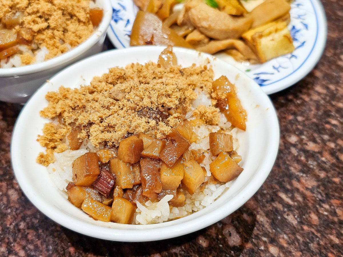 台南隱藏版美食｜無名米糕 一碗20元的肉燥飯！便宜大碗超佛心，平日也排隊的在地人氣小吃