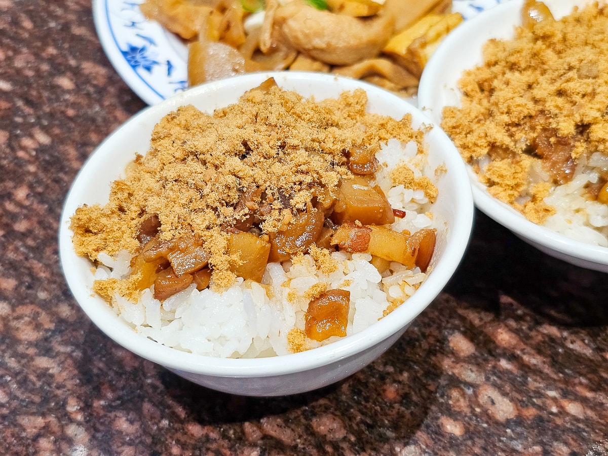 台南隱藏版美食｜無名米糕 一碗20元的肉燥飯！便宜大碗超佛心，平日也排隊的在地人氣小吃