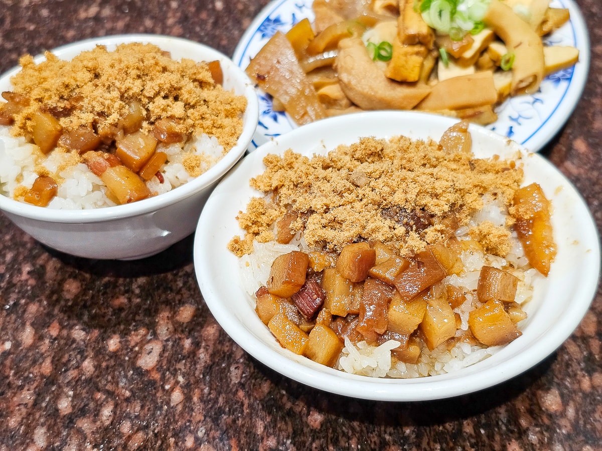 台南隱藏版美食｜無名米糕 一碗20元的肉燥飯！便宜大碗超佛心，平日也排隊的在地人氣小吃