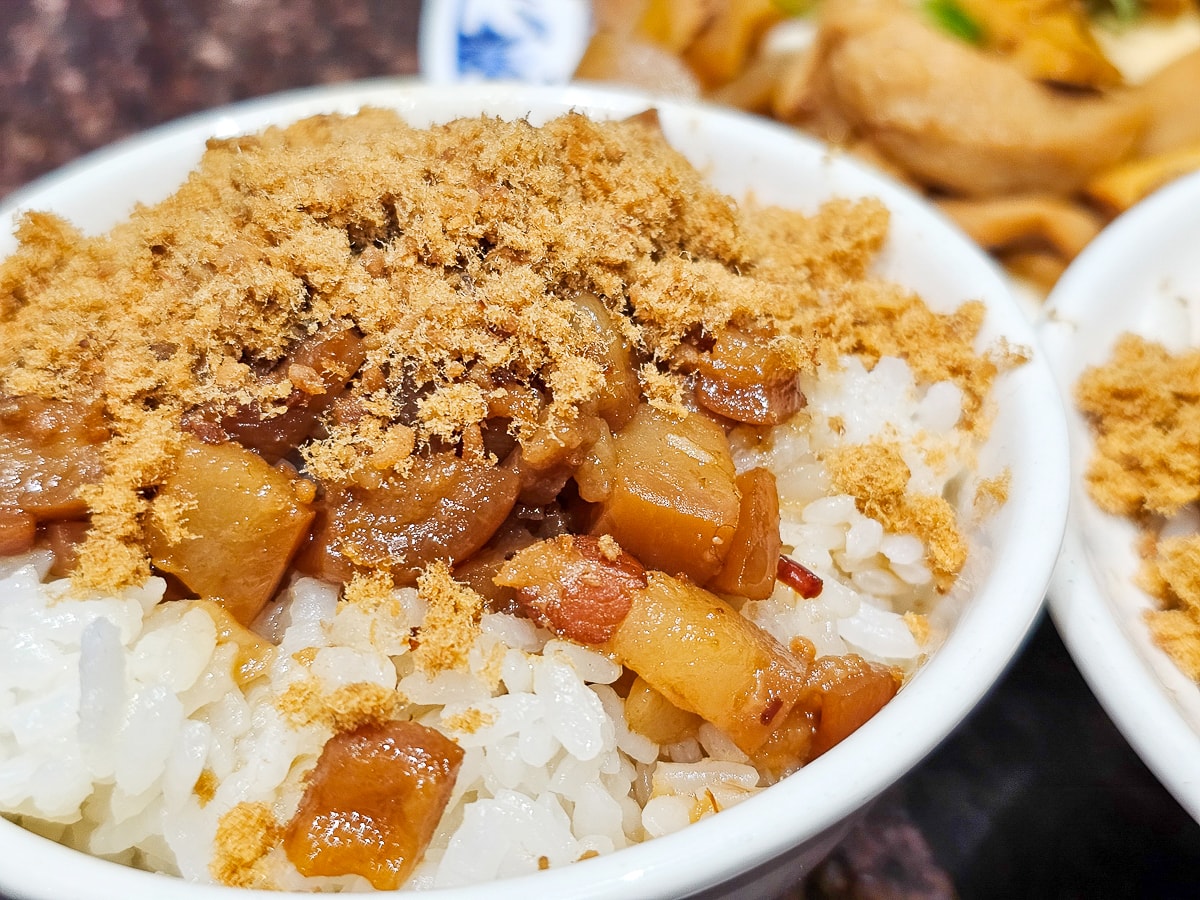 台南隱藏版美食｜無名米糕 一碗20元的肉燥飯！便宜大碗超佛心，平日也排隊的在地人氣小吃