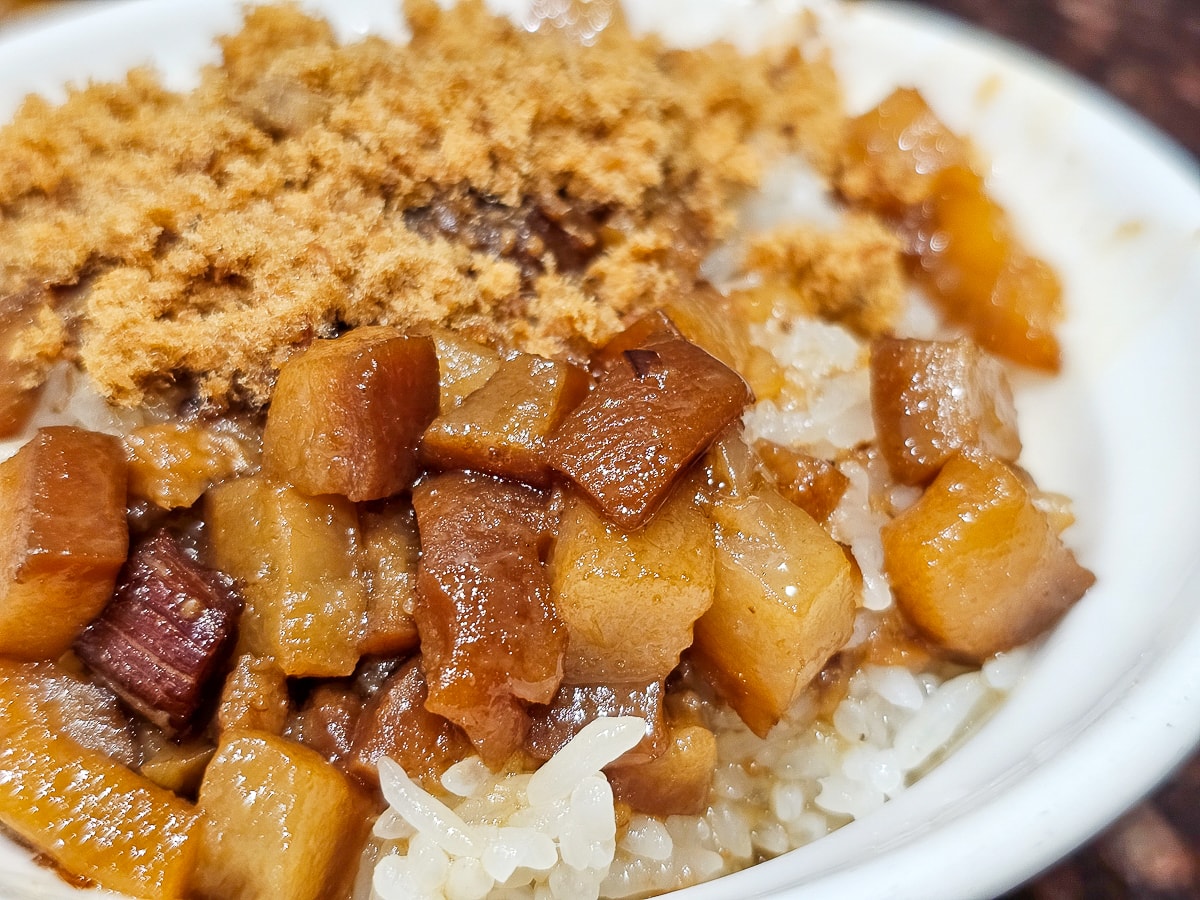台南隱藏版美食｜無名米糕 一碗20元的肉燥飯！便宜大碗超佛心，平日也排隊的在地人氣小吃
