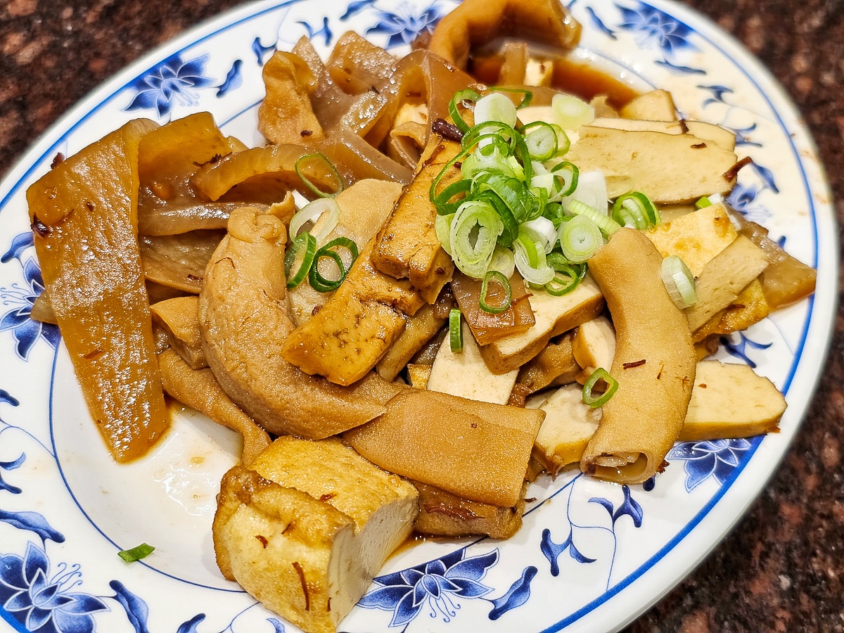 台南隱藏版美食｜無名米糕 一碗20元的肉燥飯！便宜大碗超佛心，平日也排隊的在地人氣小吃