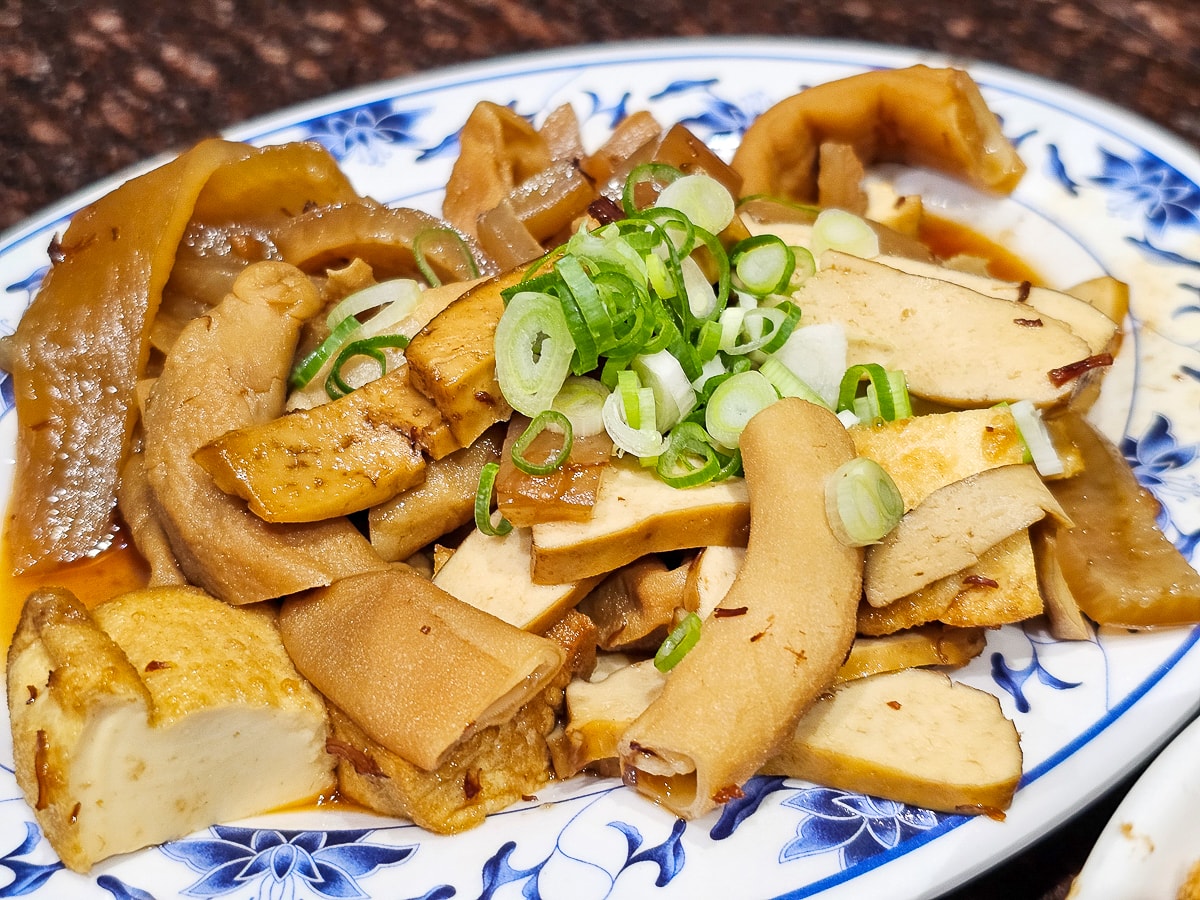 台南隱藏版美食｜無名米糕 一碗20元的肉燥飯！便宜大碗超佛心，平日也排隊的在地人氣小吃