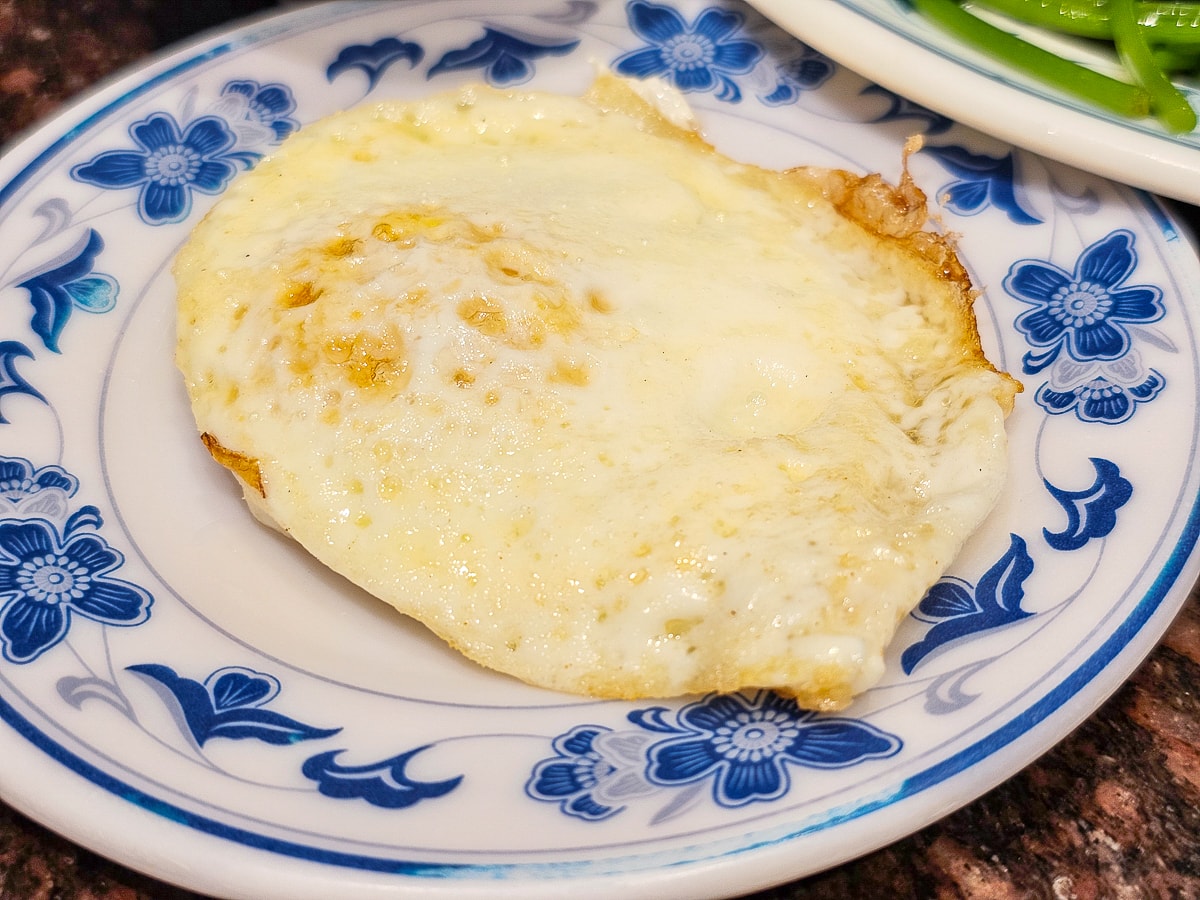 台南隱藏版美食｜無名米糕 一碗20元的肉燥飯！便宜大碗超佛心，平日也排隊的在地人氣小吃