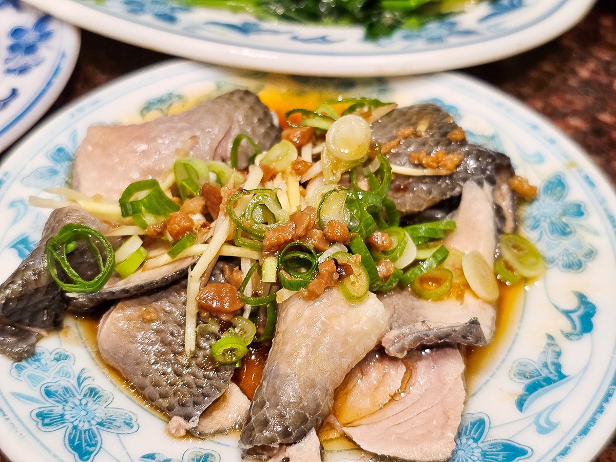 台南隱藏版美食｜無名米糕 一碗20元的肉燥飯！便宜大碗超佛心，平日也排隊的在地人氣小吃